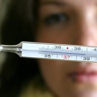 Субфебрильная температура: что делать, когда держится 37 градусов?