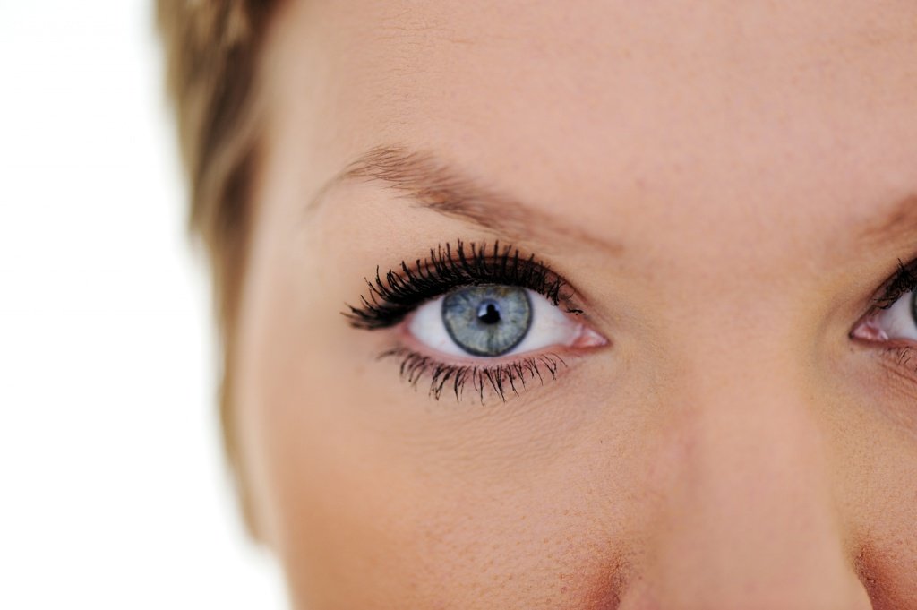 Вспышки в глазах — причины и лечение